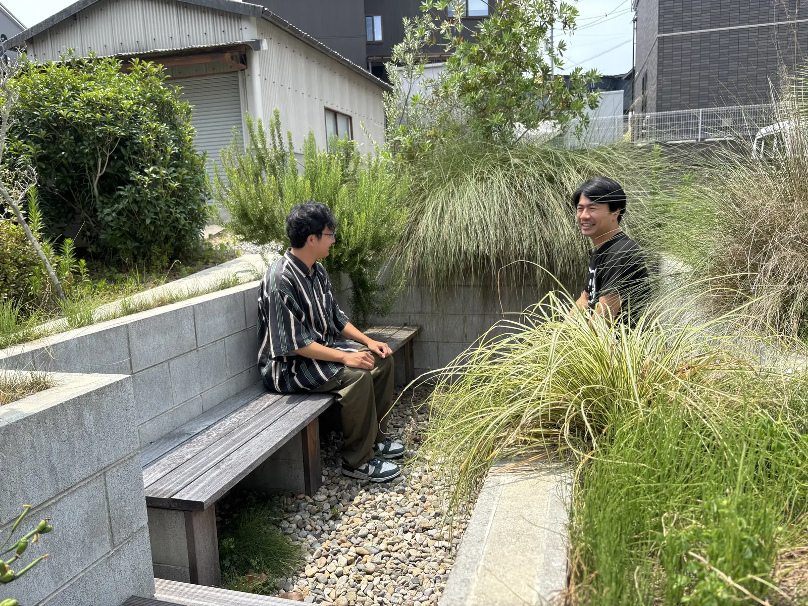 中庭ベンチでの打ち合わせ風景